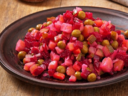 Розова руска салата с мариновано червено цвекло, картофи и кисели краставички - снимка на рецептата